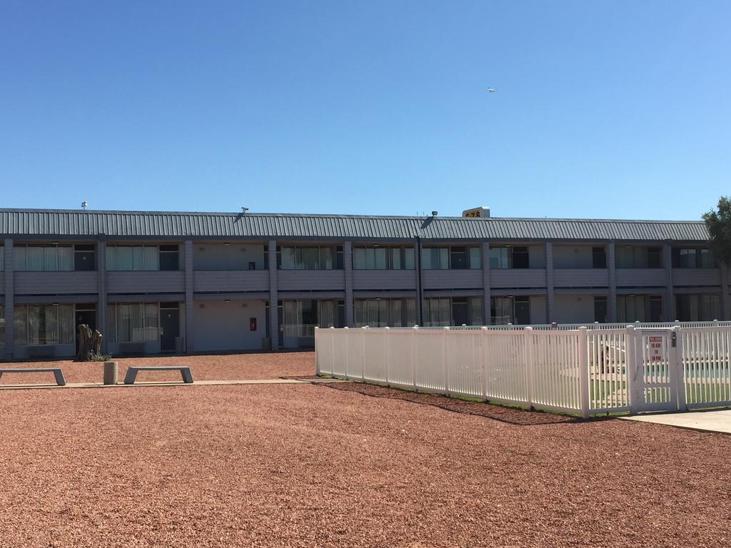 Ez 8 Motel Airporter Phoenix Exterior photo